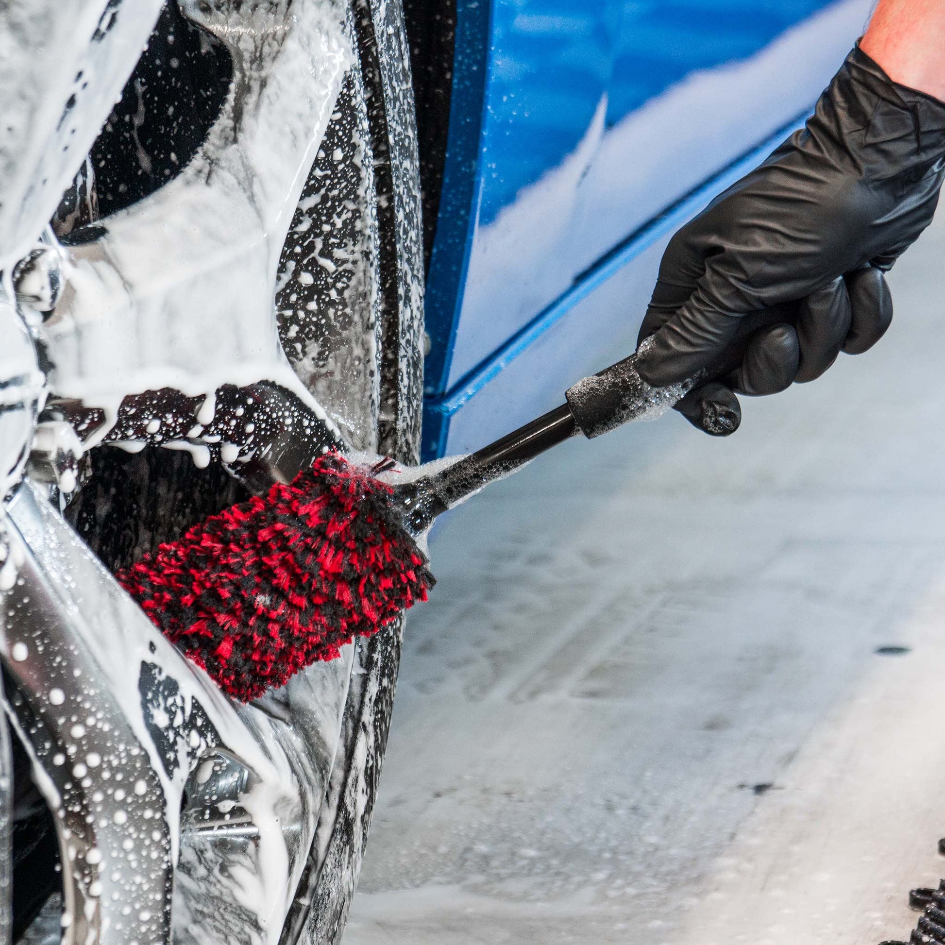 Medium Microfiber Wheel Brush Product Demonstration Image